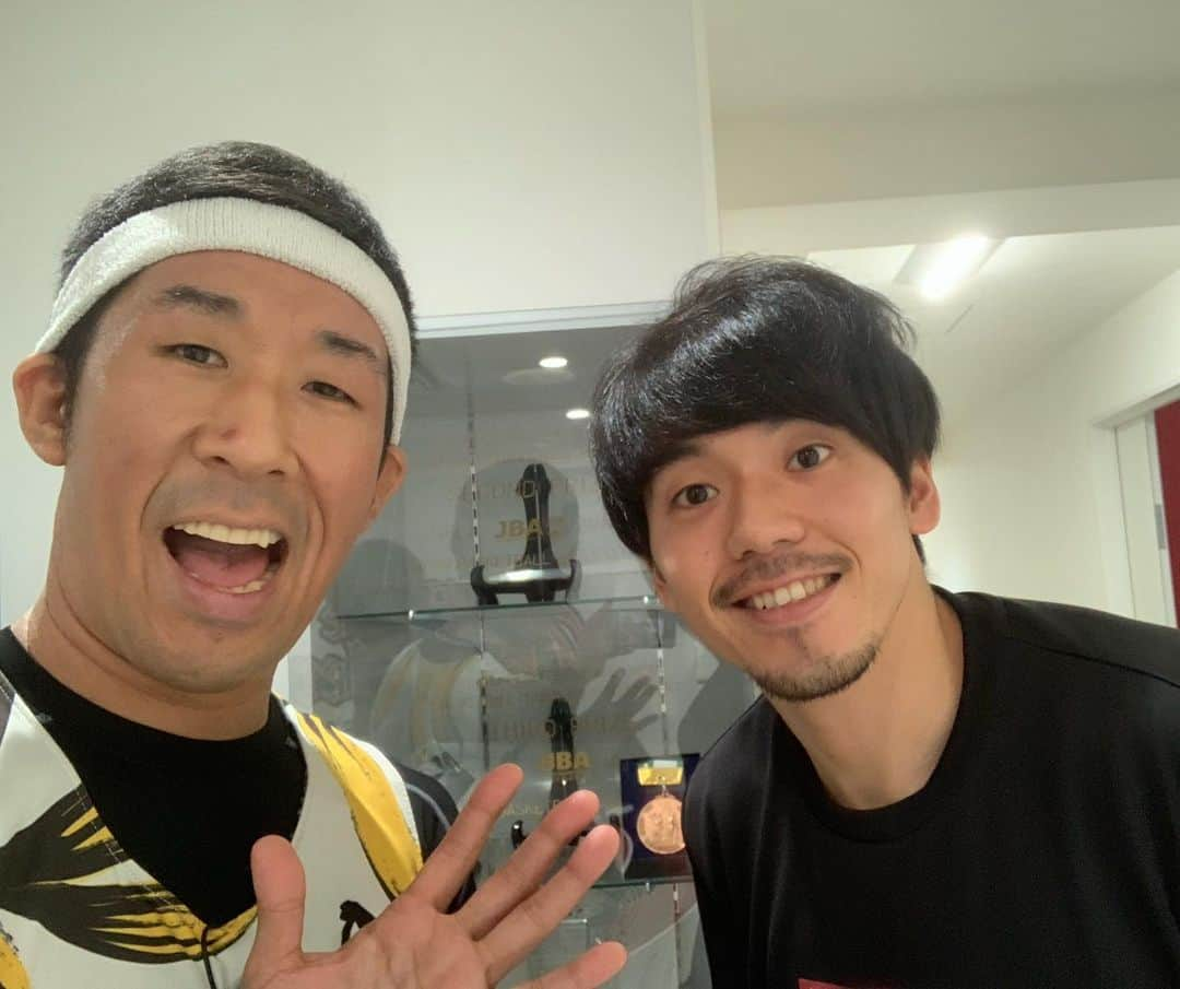 田村裕さんのインスタグラム写真 - (田村裕Instagram)「はい、先日のYouTubeの撮影の様子です！  あれもこれも聞きすぎなぐらい聞いてきましたよ！  YouTubeチャンネル 麒麟田村のバスケでババババーン  お楽しみに〜！ #川崎ブレイブサンダース #篠山竜青 #鎌田裕也 #青木保憲 #バスケ #Bリーグ #ババババーン #麒麟田村」11月23日 2時43分 - hiroshi9393