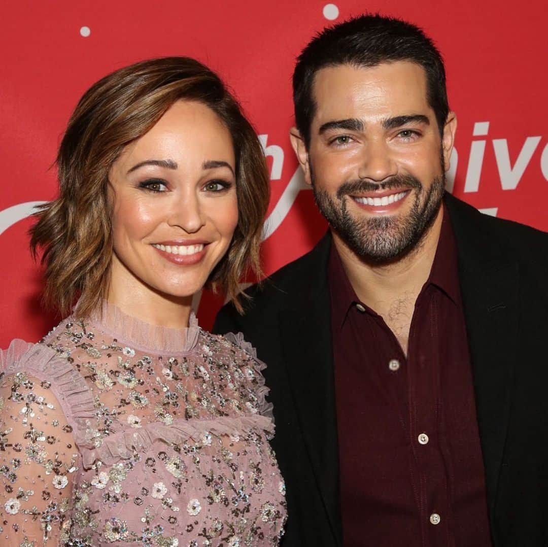 オータム・リーザーのインスタグラム：「Amazing night celebrating the 10th anniversary of #CountdowntoChristmas with @hallmarkchannel!! I’m so touched by how many people love this network, and grateful to have the opportunity to keep creating uplifting stories for all of you:) I got to hug many dear friends, talk about upcoming projects — and the cherry on the top of the night was the screening of my 10th Hallmark film, #ChristmasUndertheStars with @realjessemetcalfe, on the big screen... such a treat!! Hair: @deanroybal  Makeup: @ccsmua  Dress: @needleandthreadlondon  Shoes & purse: my closet :) #hallmarkchristmasmovies #hallmarkchannel #christmas #holidayfashion #redcarpet」