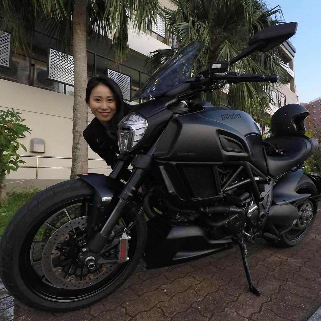 宇田恵菜さんのインスタグラム写真 - (宇田恵菜Instagram)「バイク乗ってるシーサー。 今回は初の沖縄でしたが、もう本当に大満喫でした✨ 何よりも念願のひめゆりの塔に行けて、ひめゆり女学生だったおばあ様のお話を聞けて、本当に本当によかった。 海も綺麗、ソーメンチャンプル美味しすぎる、シークワーサージュース最高。バイクも楽しく走れた。 またいきたいなーーん！ #actresslife #女優　#シーサー　#沖縄　#撮影　#shooting #セントラル　#沖縄好き  #初沖縄　#那覇」11月23日 3時00分 - ena2727