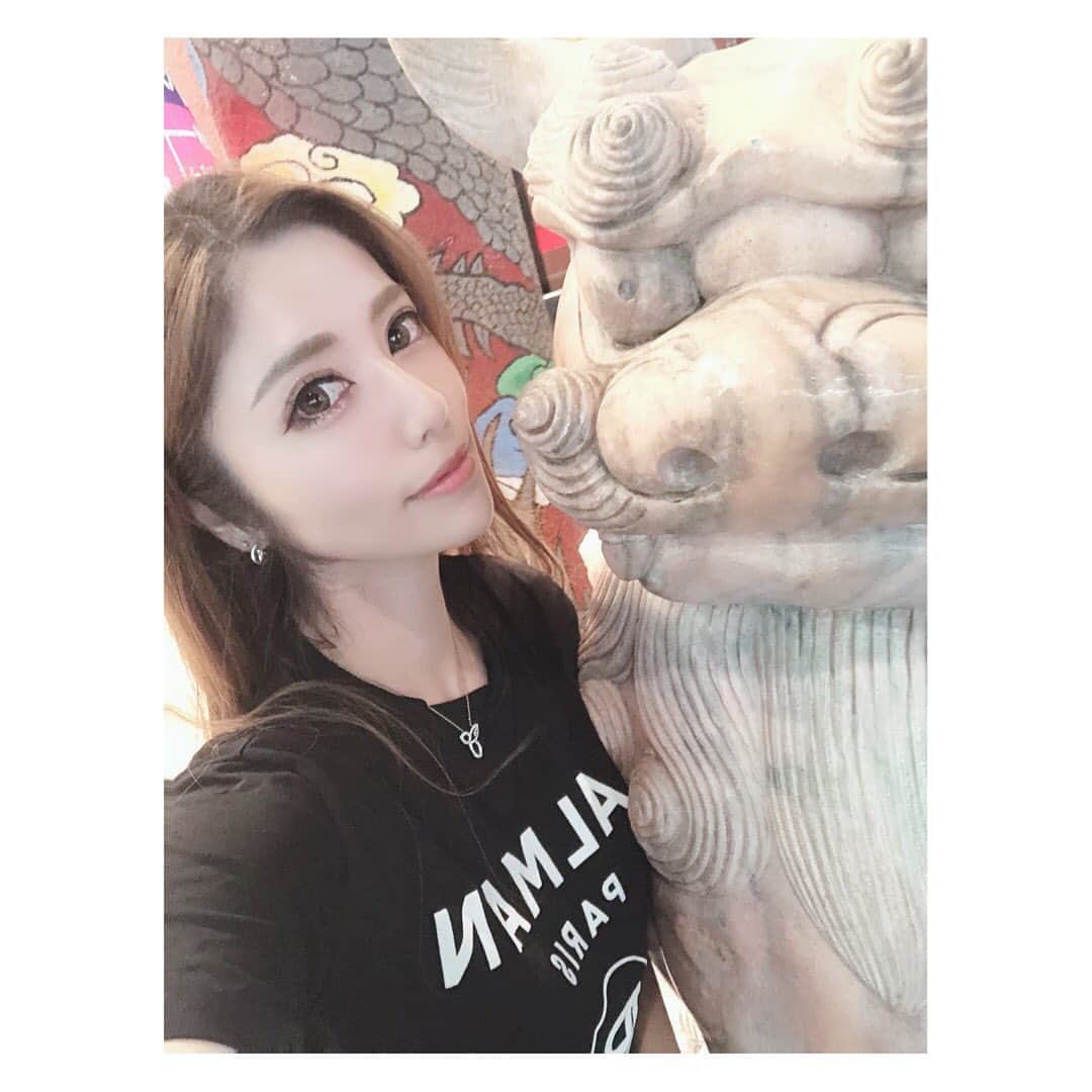のインスタグラム：「久々に沖縄に帰った時🌺 同じ日本とは思えないくらい蒸し暑くてビックリした😅☀️ 帰ったらいつも斎場御嶽(セイファーウタキ)で浄化してパワーもらってくる💪✨沖縄のパワースポット✨✨ 国際通りブラブラして久しぶりに地元でゆっくりしてきた〜😌 ・ ・ #沖縄 #沖縄出身 #地元 #国際通り #斎場御嶽 #パワースポット #ブルーシール」