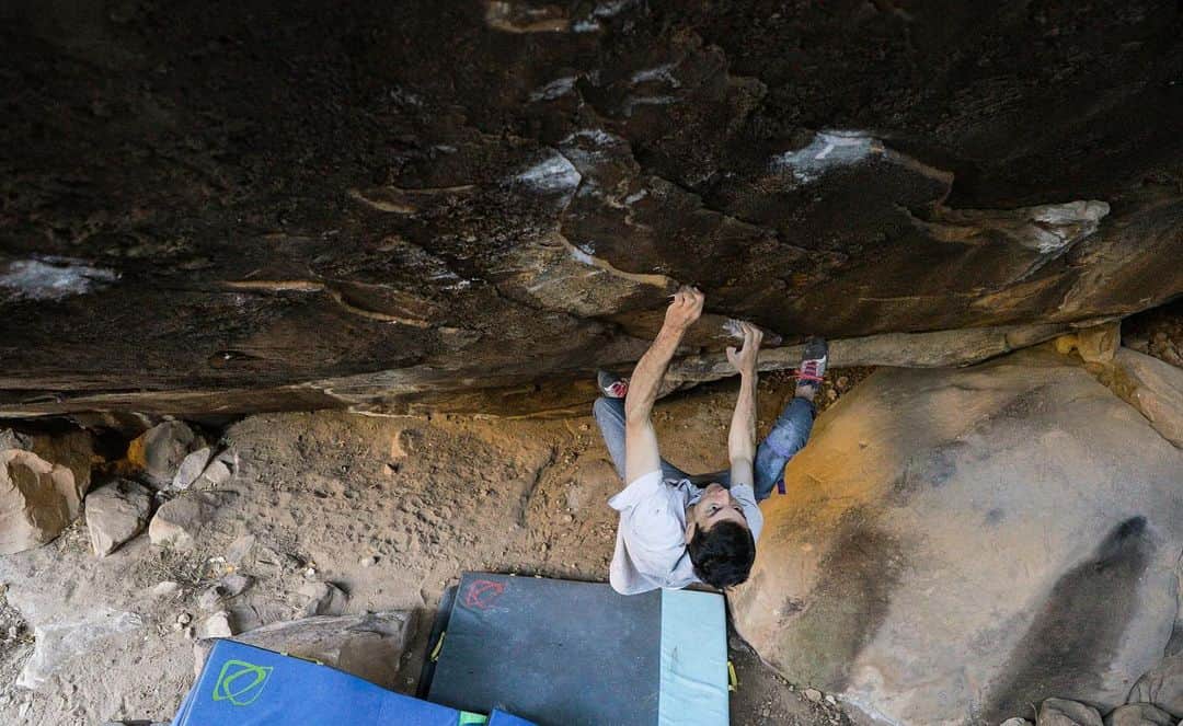 ポール・ロビンソンのインスタグラム：「This is the perfect moon board boulder, small crimps out a steep wall. XYZ, V13/8B was put up by @dave_graham_ a few years back. I was stoked to make the 2nd repeat of this awesome line. Photo: @lizzy.ellison」