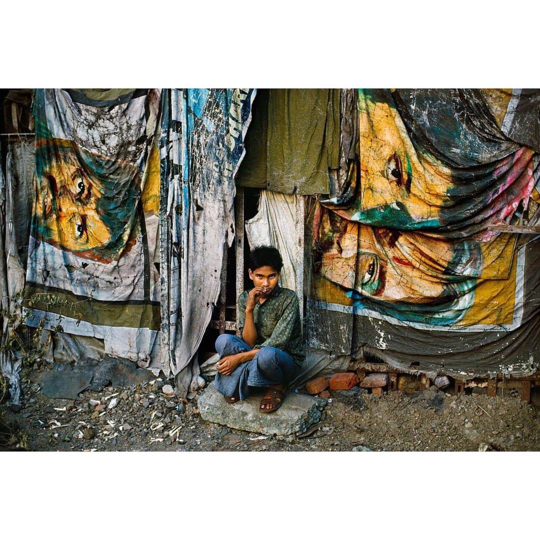 スティーブ・マカリーさんのインスタグラム写真 - (スティーブ・マカリーInstagram)「Boy sitting outside his home, adorned with the discarded movie posters, #Mumbai, #India, 1993.」11月23日 3時24分 - stevemccurryofficial