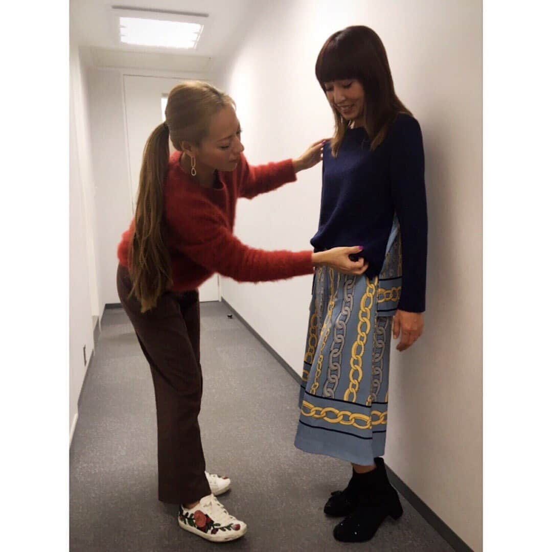 LINAさんのインスタグラム写真 - (LINAInstagram)「ショップチャンネルを 見て頂いたかた そして chuloの商品を購入して下さったかた ありがとうございます♡ 今日は転ばずに 無事、生放送を終えることが 出来ました、笑 chuloの新作は いかがでしたか？ 今回のニット商品も 上質な糸を使用してるので リッチな質感と肌触りは とっても魅力的です。 デザインを シンプルにしたからこそ味わえる クラス感のある一枚なので 今回のキーアイテムでした！ メンバーの皆んなにも 毎回、ニットの肌触りと着心地に 喜んでもらってます！ ・ 私が着用している ユニセックスのロゴニットも コーディネートの ワンポイントになってくれるので 大人カジュアルに ミックスコーデを 楽しんでもらえたら嬉しいです。 ショップチャンネルHPにて 23日の23:59までは スペシャルプライスで 購入できるので お得買いしてくださいね！ #MAX#NANA#MINA#REINA #LINA #chulo#shopchannel #new」11月23日 3時29分 - xxlina_now