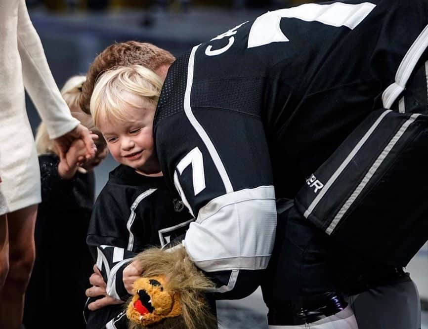 A・J・クックさんのインスタグラム写真 - (A・J・クックInstagram)「Congrats to @jeffcarter_77 and his beautiful family on 1000 #NHL games. What a milestone. @meg__carter__ @lakings #hockey #family #weareallkings」11月23日 3時32分 - ajcook