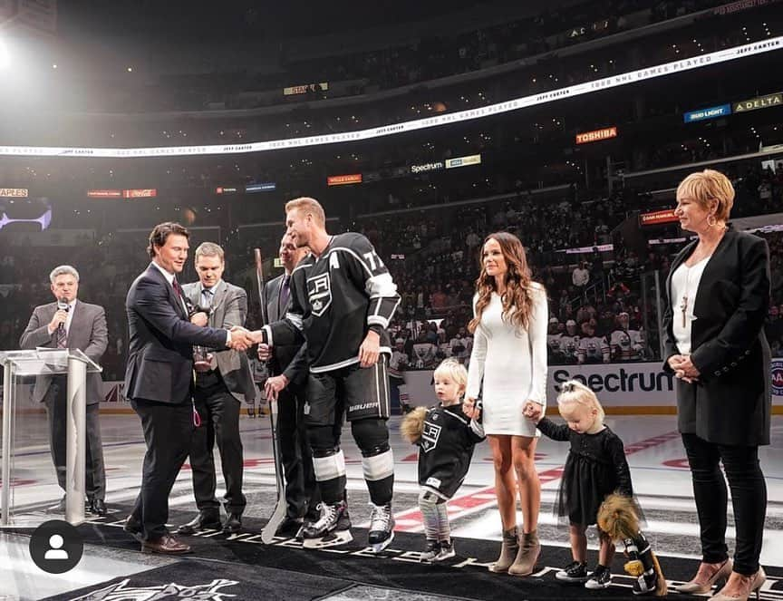 A・J・クックのインスタグラム：「Congrats to @jeffcarter_77 and his beautiful family on 1000 #NHL games. What a milestone. @meg__carter__ @lakings #hockey #family #weareallkings」