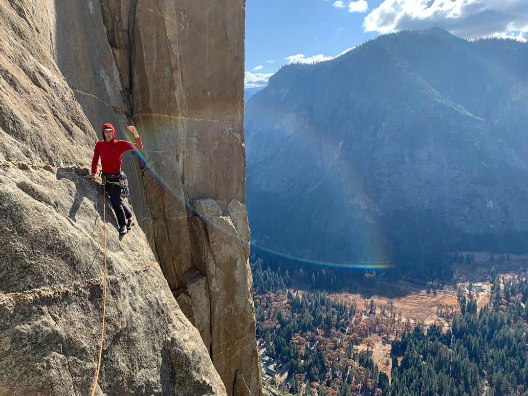 アレックス・オノルドのインスタグラム：「Yesterday I had the pleasure of climbing the Misty Wall (12 pitch 5.13a) with @sannimccandless (who got this rad belay pic). It’s a pretty impressive route next to Yosemite Falls first freed by @sashadigiulian,  @jon_cardwell and @mgclimber1 - which I found to be an impressive effort on their part since there’s so much wide climbing and groveling. Seems like it must have been a super hard style for folks who don’t climb in Yosemite much.  Lovely outing in a lovely place - slowly winding down the Yosemite season...」
