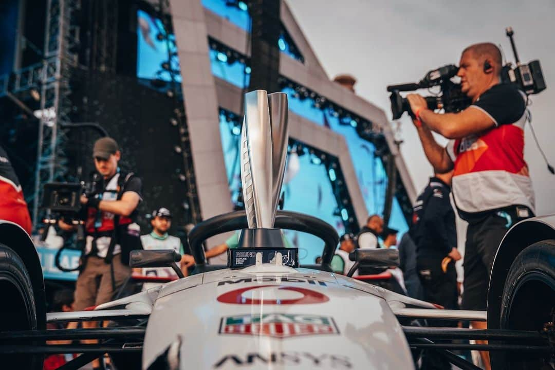 アンドレ・ロッテラーさんのインスタグラム写真 - (アンドレ・ロッテラーInstagram)「P2 in our very first race! Awesome way to start our new chapter! @porsche.formulae @tagheuer @boss @saudi_airlines」11月23日 3時41分 - andre_lotterer