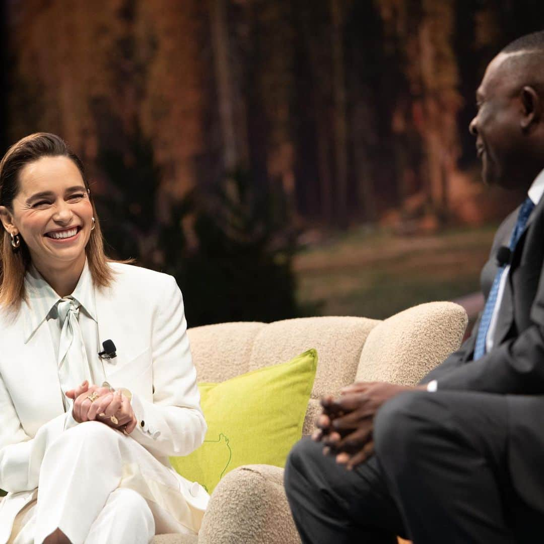 エミリア・クラークさんのインスタグラム写真 - (エミリア・クラークInstagram)「And then she spoke.  I had the great privilege and honour of being a key note speaker at @dreamforce being interviewed by the wonderful, kind, thoughtful, impressive man that is Bennet Omalu. We get into brain injury recovery, @sameyouorg, life the universe and how to be pathologically hopeful.  It’s quite the journey. Link in my bio to watch!! #thisiswhatbraininjurylookslike  #proudaspunch #dreamforce2019  #loveyourbrain #gettingridofstigmaandsilence #❤️ #🙏🏻」11月23日 9時09分 - emilia_clarke