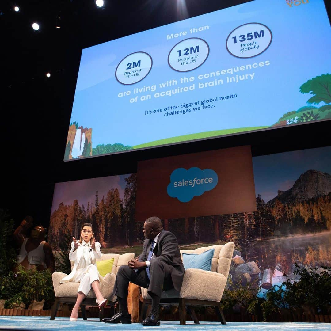 エミリア・クラークさんのインスタグラム写真 - (エミリア・クラークInstagram)「And then she spoke.  I had the great privilege and honour of being a key note speaker at @dreamforce being interviewed by the wonderful, kind, thoughtful, impressive man that is Bennet Omalu. We get into brain injury recovery, @sameyouorg, life the universe and how to be pathologically hopeful.  It’s quite the journey. Link in my bio to watch!! #thisiswhatbraininjurylookslike  #proudaspunch #dreamforce2019  #loveyourbrain #gettingridofstigmaandsilence #❤️ #🙏🏻」11月23日 9時09分 - emilia_clarke