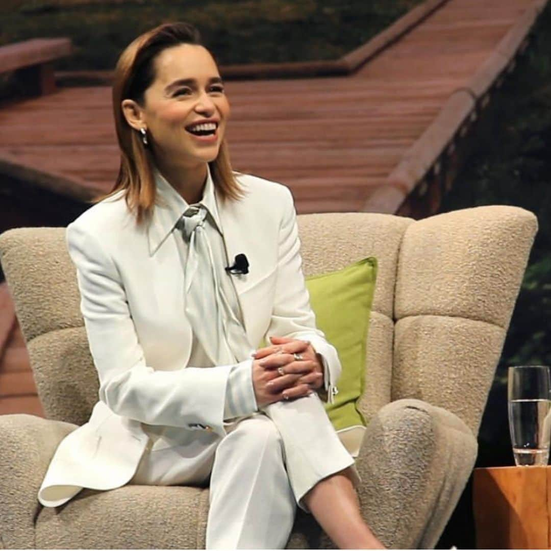 エミリア・クラークさんのインスタグラム写真 - (エミリア・クラークInstagram)「And then she spoke.  I had the great privilege and honour of being a key note speaker at @dreamforce being interviewed by the wonderful, kind, thoughtful, impressive man that is Bennet Omalu. We get into brain injury recovery, @sameyouorg, life the universe and how to be pathologically hopeful.  It’s quite the journey. Link in my bio to watch!! #thisiswhatbraininjurylookslike  #proudaspunch #dreamforce2019  #loveyourbrain #gettingridofstigmaandsilence #❤️ #🙏🏻」11月23日 9時09分 - emilia_clarke