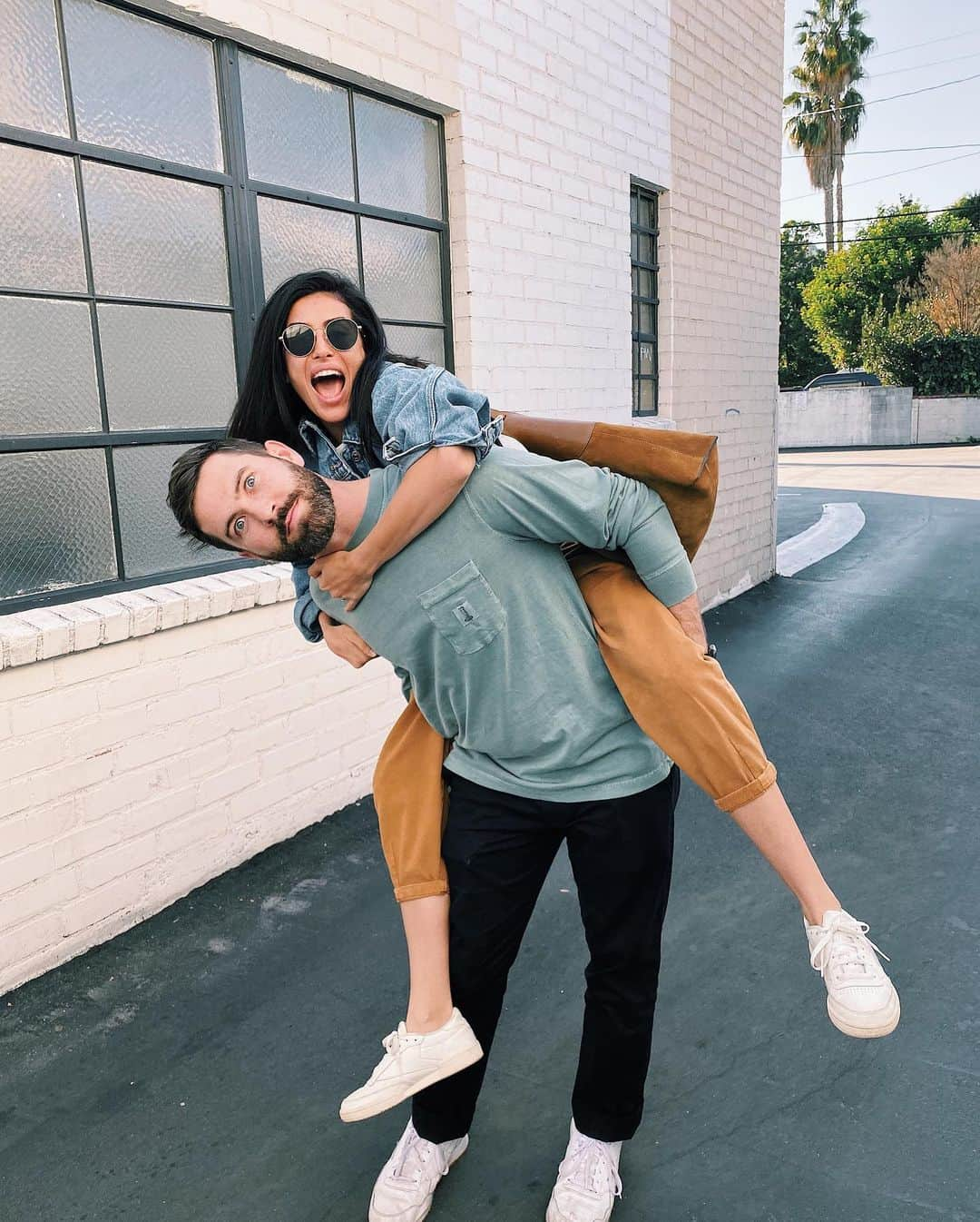 Sazan Hendrixさんのインスタグラム写真 - (Sazan HendrixInstagram)「*attempts* a cute piggy back pic with my boo but it’s FRIDAY and his energy level is hyper because we’re going to the Clippers game 🤣 Excited for our date night tonight 🏀 what are you guys up to!? #tgif #stevieandsazan #marriedlife」11月23日 9時14分 - sazan