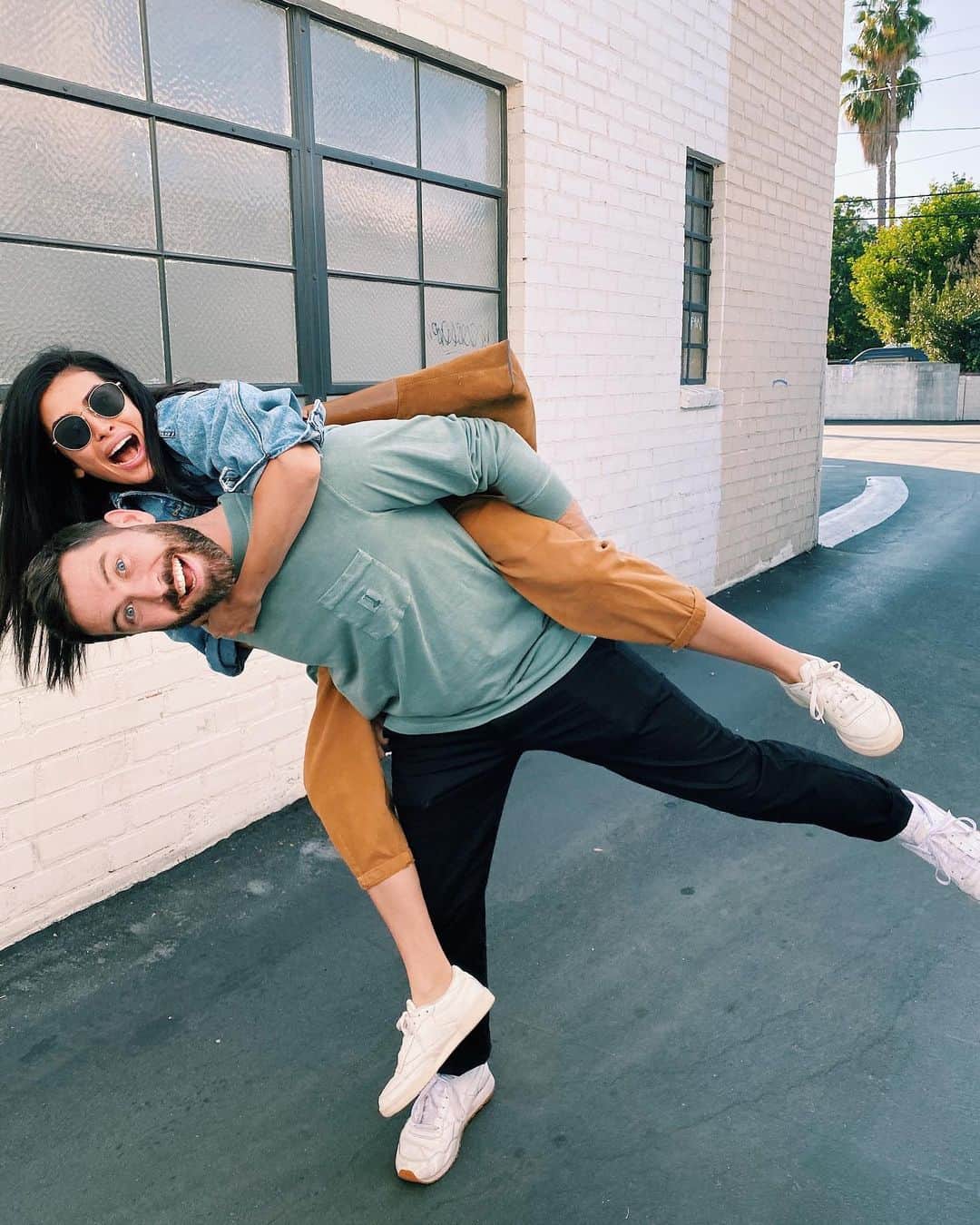 Sazan Hendrixさんのインスタグラム写真 - (Sazan HendrixInstagram)「*attempts* a cute piggy back pic with my boo but it’s FRIDAY and his energy level is hyper because we’re going to the Clippers game 🤣 Excited for our date night tonight 🏀 what are you guys up to!? #tgif #stevieandsazan #marriedlife」11月23日 9時14分 - sazan