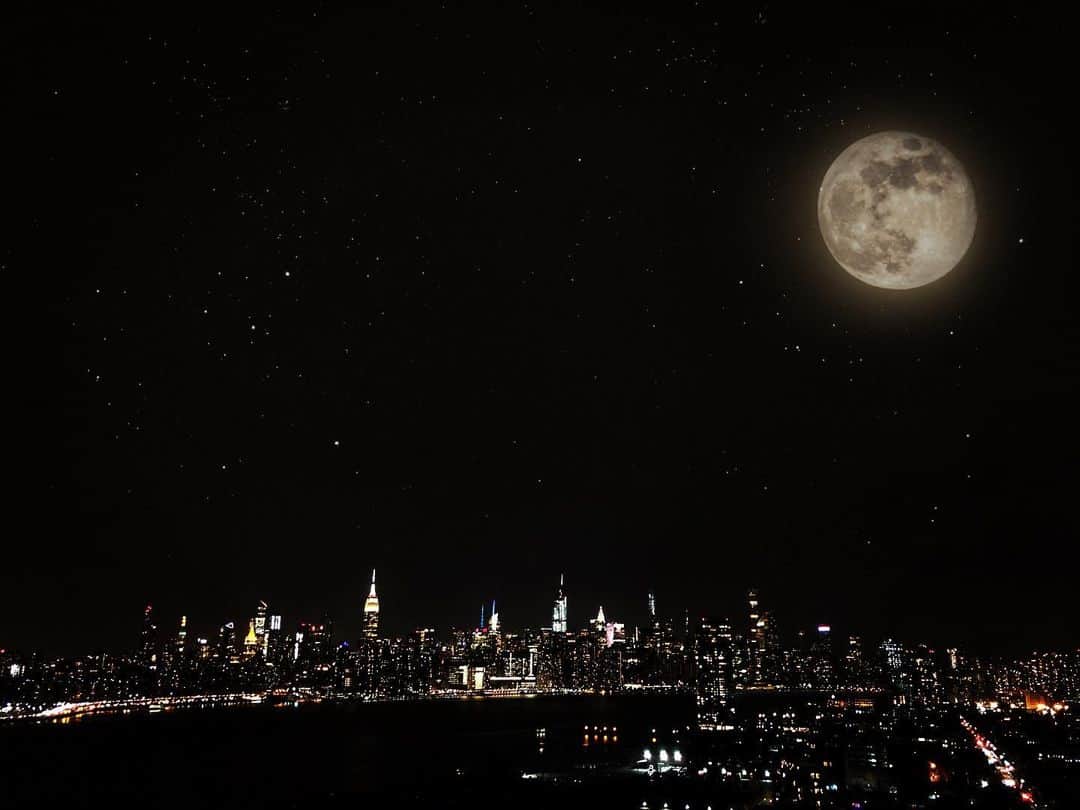 アダム・シャピロのインスタグラム：「🍎 I added the moon and the stars in post because it was in my head.」