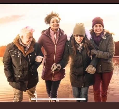 ロッチェル・エイツのインスタグラム：「#Crackerjack is a story of best friends with two legs. And four. You might want to bring the tissues. Watch #Heartstrings, NOW only on @NetflixFamily #DollyNetflix  @sarahshahi @hollywoodfarmgirl @msjessicacollins」