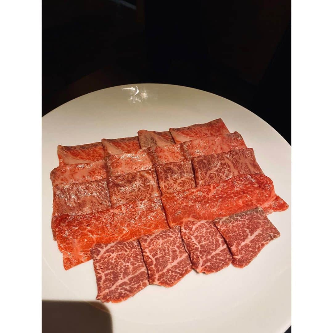 パク・ウンジさんのインスタグラム写真 - (パク・ウンジInstagram)「역시 👍👍 이 고기 한장에 50$ 🤭 As expected It was so good♥️. . #beverlyhills #LA #sukiyaki #shabushabu」11月23日 3時50分 - egeeparkcom