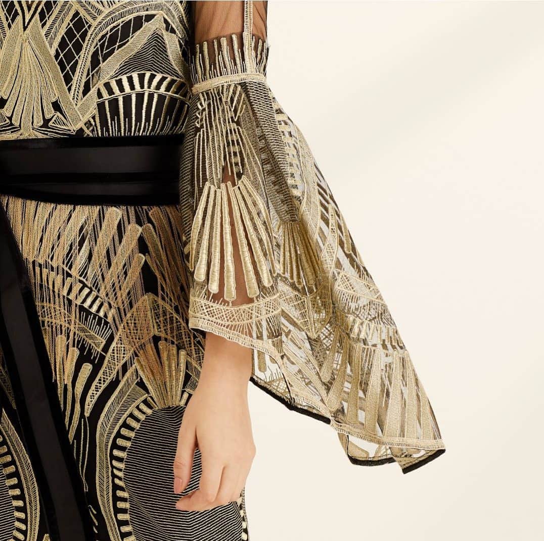 のインスタグラム：「Statement bell sleeves, craftsmanship at its best... #eventdressing」
