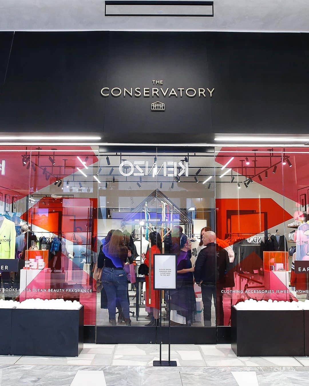 ShopBAZAARさんのインスタグラム写真 - (ShopBAZAARInstagram)「ABOUT LAST NIGHT: We celebrated the debut of our pop-up shop collaboration with @theconservatorynyc at #HudsonYards. From super chic and thoughtful gifts you want to give and to get to amazing murals by @ashleylongshoreart! 🎨+ a special thanks to our partners @vievite and @chefanienass! ✨ Experience it all in our Stories! #ShopBAZAAR」11月23日 3時54分 - shopbazaar