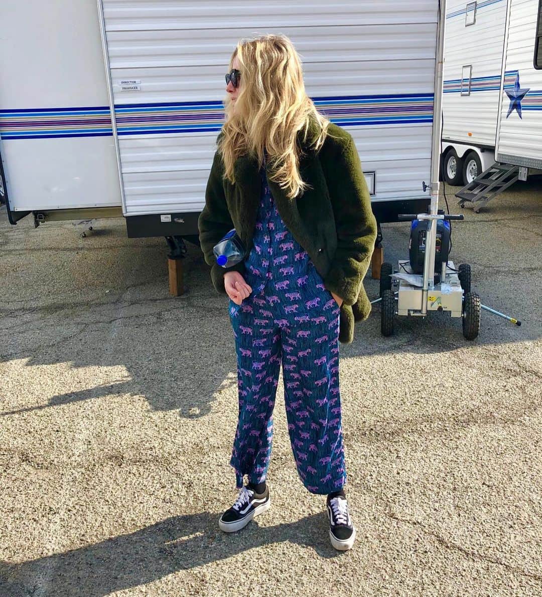 アナベル・ウォーリスのインスタグラム：「Crew stealing pictures of my EPIC pajamas!! Night shoot ready!🦓🐆🐅🐆🐅🐆🐅🐆🐅🐆🐅」