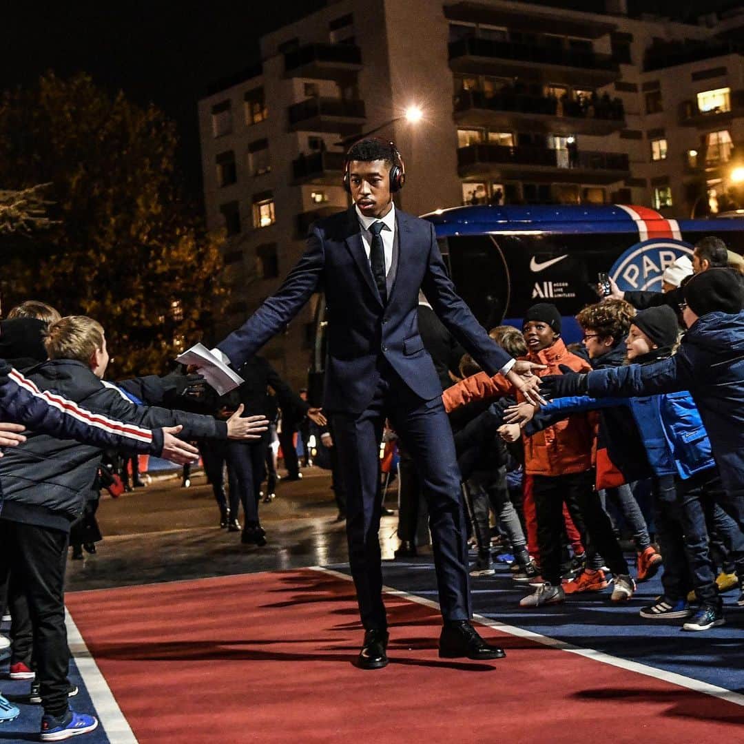 パリ・サンジェルマンFCさんのインスタグラム写真 - (パリ・サンジェルマンFCInstagram)「Friday Night Lights 💫 . #PSGLOSC #ParisSaintGermain #PSG #Paris #AllezParis #ICICESTPARIS #Football #Ligue1 #France #Lille」11月23日 4時00分 - psg