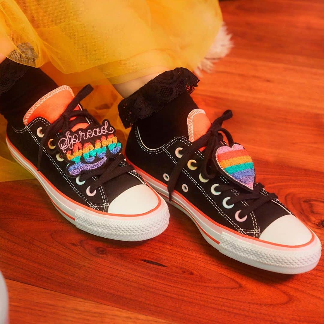 converseさんのインスタグラム写真 - (converseInstagram)「“On Spreading love: I feel like putting a message on a shoe and embracing positivity through fashion is what I really wanted to embody.” - @MillieBobbyBrown #ConverseXMBB available now at Converse.com.」11月23日 4時09分 - converse