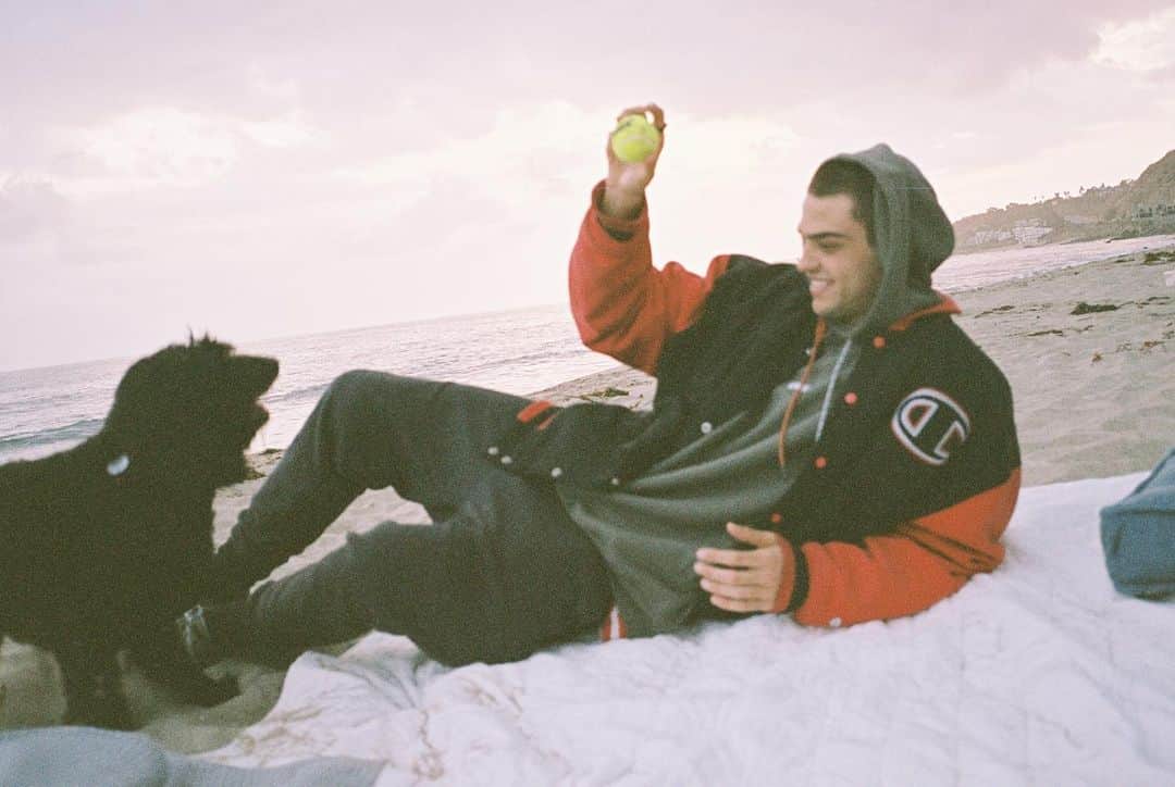 ノア・センティネオのインスタグラム：「One of those moments when adulthood feels like childhood again」