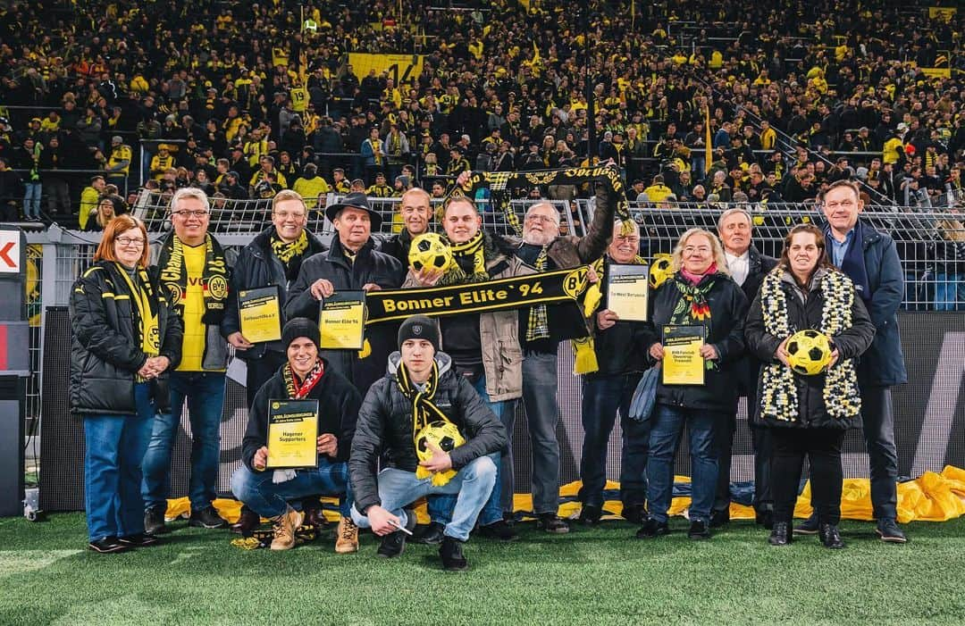 ボルシア・ドルトムントさんのインスタグラム写真 - (ボルシア・ドルトムントInstagram)「Before #BVBSCP kicks off we want to thank six 🖤💛 fanclubs for their long-standing loyalty! 🙏」11月23日 4時21分 - bvb09