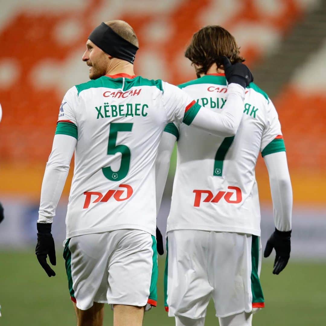 のインスタグラム：「Difficult game but we made it!  @fclokomotiv @grzegorz.krychowiak」