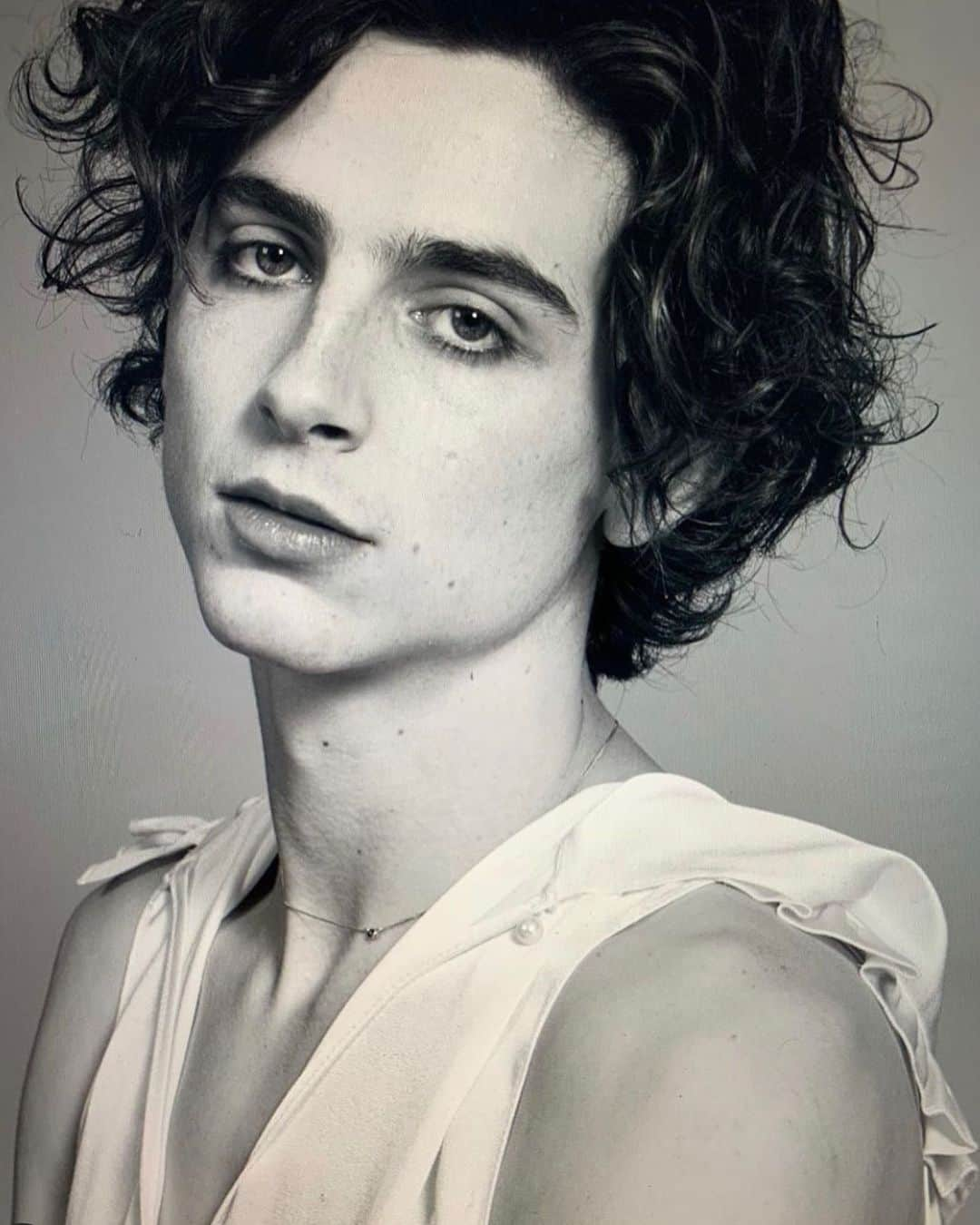 Kara Yoshimoto Buaさんのインスタグラム写真 - (Kara Yoshimoto BuaInstagram)「#timotheechalamet 🖤 in #littlewomen 🖤 #photo @collierschorrstudio  #styling @erinwalsh #hair @bartpumpkin  #mensgroomingbykarayoshimotobua」11月23日 4時45分 - karayoshimotobua