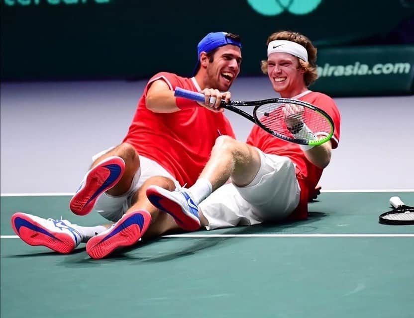 カレン・ハチャノフのインスタグラム：「What a match!Russia is into the Semifinal of the @daviscupfinals 👊🏻 Could not be more happier right now🙏🏻 Fighting for the country till the end!🇷🇺 // Невероятный матч! Россия вышла в полуфинал Кубка Девиса👊🏻 Очень рады,спасибо всем за поддержку🙏🏻 Играем и боремся за страну до конца!🇷🇺 #DavisCupFinals #Madrid #Semifinal #TeamRussia」