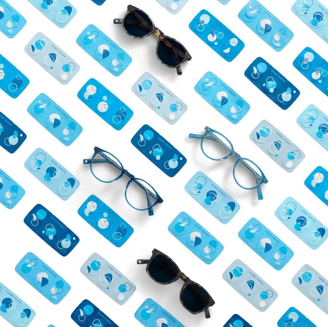 Warby Parkerのインスタグラム：「Did you see this coming? 😉 We now offer eyeglasses, sunglasses, AND contacts—including our very own daily contact lens, Scout by Warby Parker! We've got your eyes covered. 👍 (Link in bio to learn more.)」