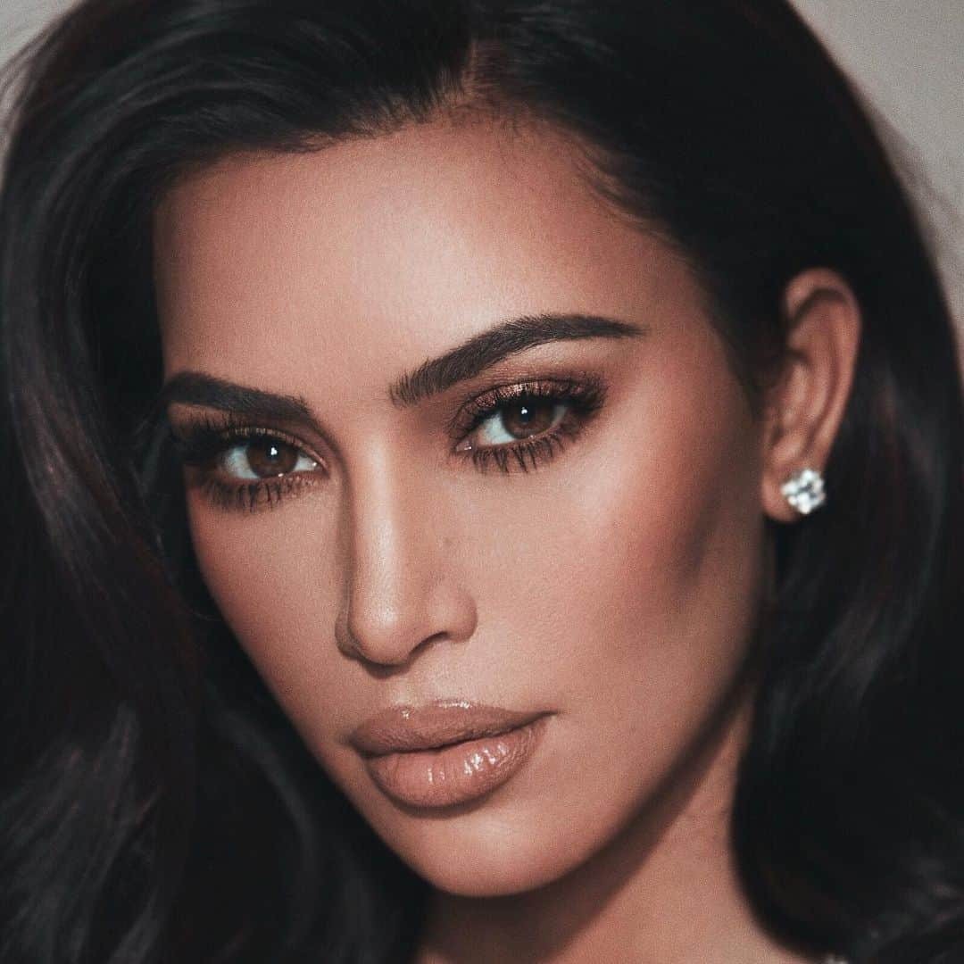 キム・カーダシアンさんのインスタグラム写真 - (キム・カーダシアンInstagram)「The KKW X MARIO: The Artist and Muse Collection is now live on KKWBEAUTY.COM I love this look @makeupbymario did using the entire collection!」11月23日 5時02分 - kimkardashian