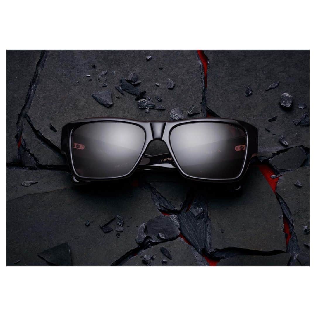 ディタのインスタグラム：「Introduced in 2006, DITA’s Insider helped pave the way for the bold oversized square-shaped acetate frames that remain popular to this day. Our new #DITA Insider Limited is hand numbered to 500 pieces and features a sculpted acetate frame fronts and temples in gloss black paired with DITA’s unique hex screw hinges in gold — available at DITA flagships and dita.com #DITAEyewear #DITAsunglasses」