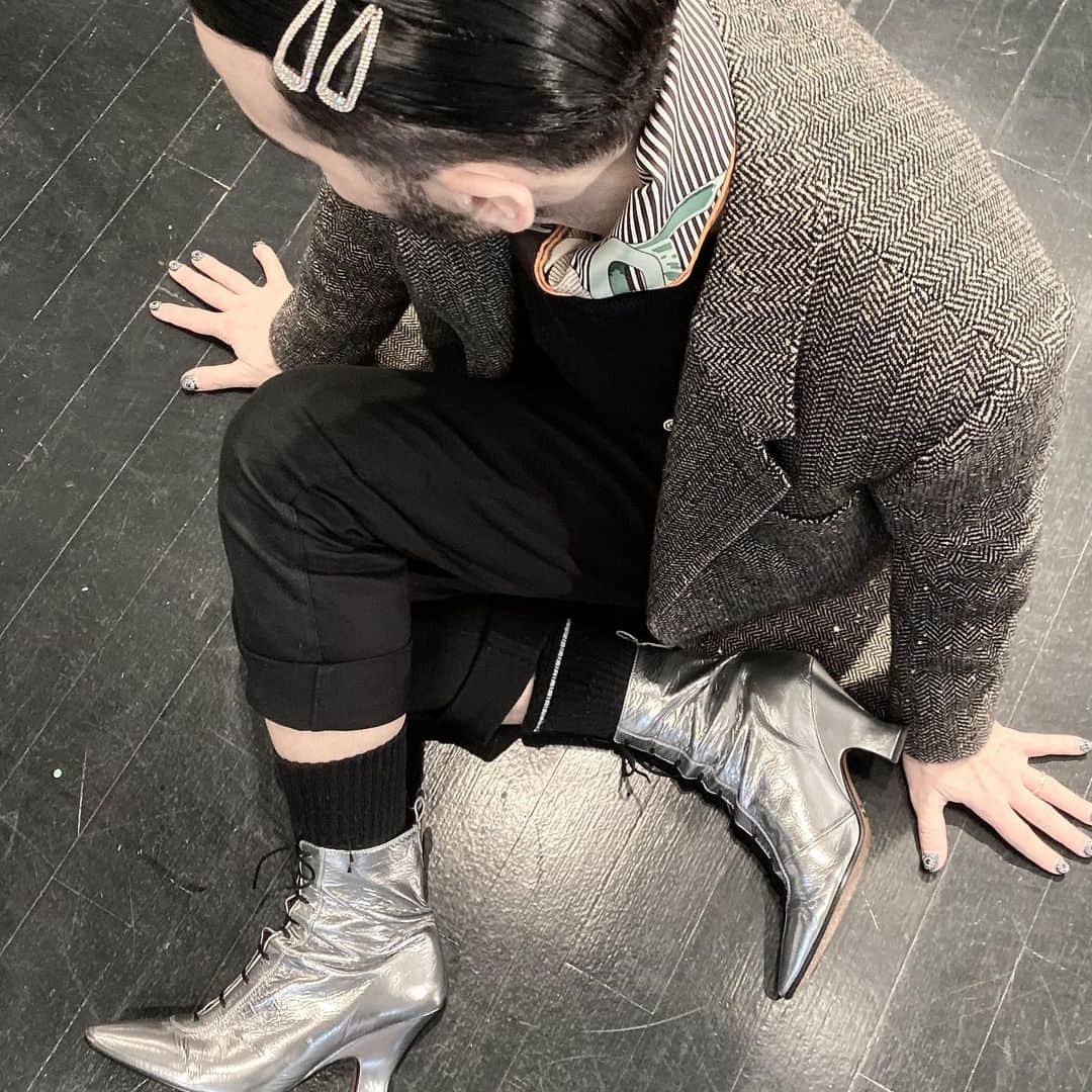 マーク・ジェイコブスさんのインスタグラム写真 - (マーク・ジェイコブスInstagram)「Rainy day. #thevictorianboot #pewter @marcjacobs  #thesebootsaremadeforwalking #mylifeinheels Photo @1.800.newbold Jacket and jeans @celine」11月23日 4時57分 - themarcjacobs