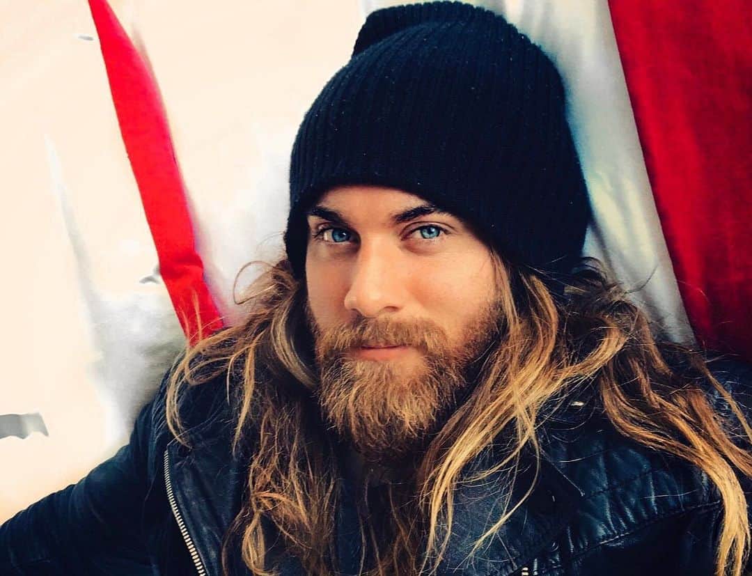 モデル、ブロック・オハーンのインスタグラム：「So I stopped drinking caffeine about two weeks ago and I’ve found a nice ride on the dyna in cold weather, wakes me up better than a cup of coffee ever did 😏😛 As I lay in this bed.. haha」