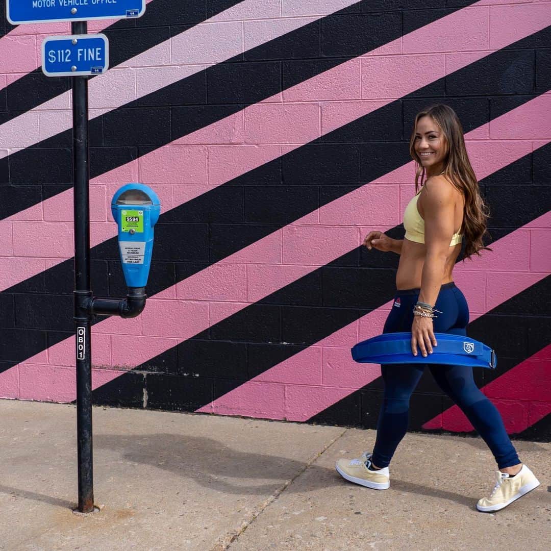 Camille Leblanc-Bazinetさんのインスタグラム写真 - (Camille Leblanc-BazinetInstagram)「👑💙 “  Taking our new royal blue belt for a stride 🤪🙌🏽 @feroce_fitness_ “  I really hope everyone is having a wonderful Friday! With all the holidays coming this can be quite a stressful time@of the year so just remember that you are not alone, we all struggle and that  Hard is just hard n We can all do hard ... “  Check out our weightlifting belts USAW standard approve at ferocefitness.com ⭐️💙👑 “  Also check out my feroce fitness program if you wish to have those kind of horse shoe on your arms 🤪」11月23日 5時08分 - camillelbaz