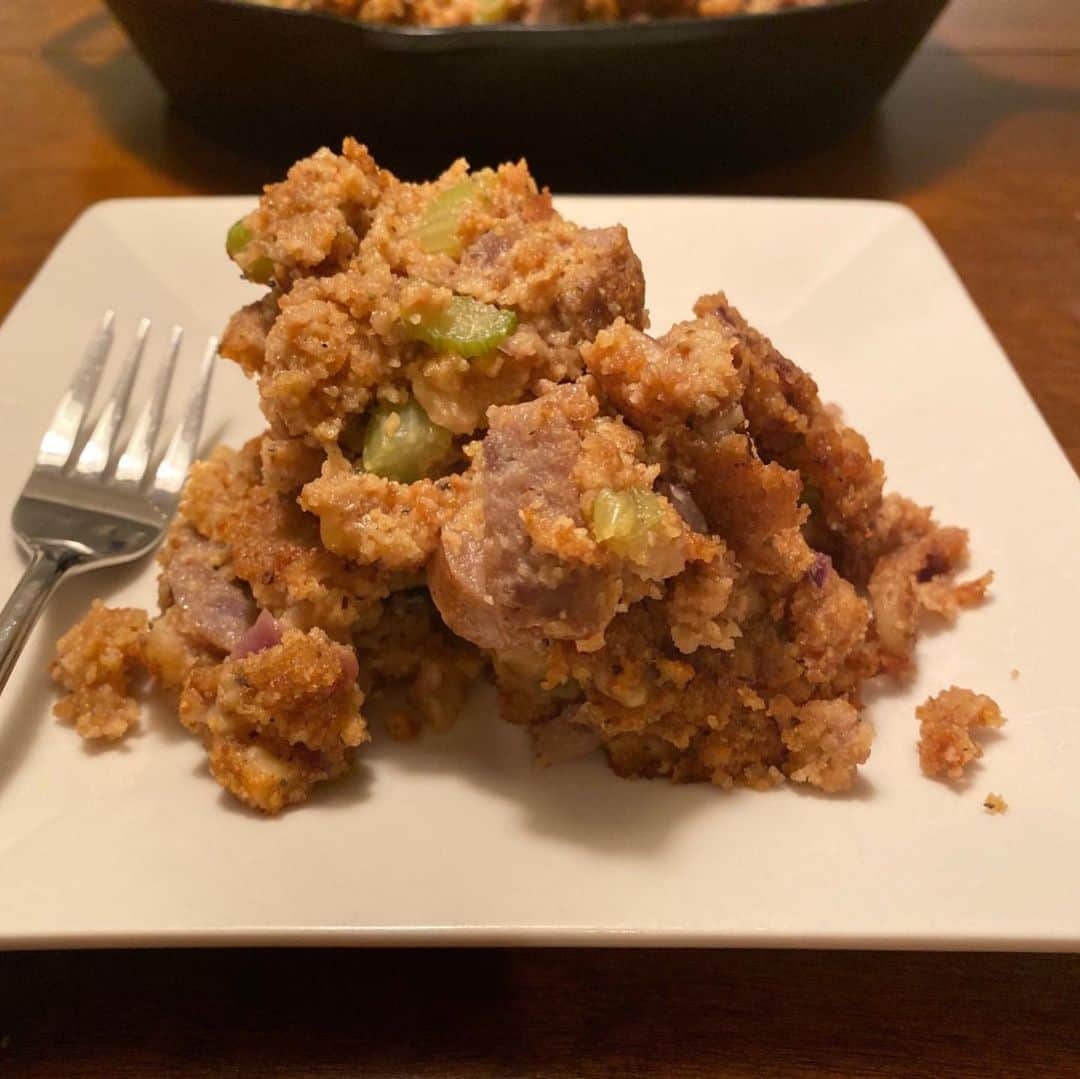 ジョンソンヴィルのインスタグラム：「Thinking about adding a little twist to a traditional #Thanksgiving recipe this year? We like what #JohnsonvilleAmbassador @jimcooksfoodgood did with this Bratwurst Cornbread Stuffing. Dial up the flavor and get Jim's recipe at the link in our bio.」