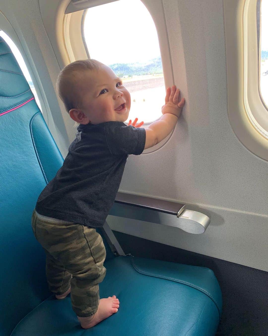 ハワイアン航空さんのインスタグラム写真 - (ハワイアン航空Instagram)「That feeling of your first plane ride ✈️! #FridayFeeling #AvGeek 📷 @RogueKamanu」11月23日 5時22分 - hawaiianairlines