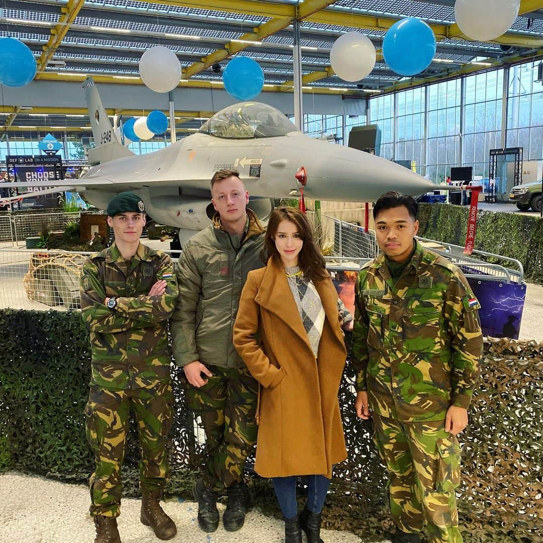 ステファニー・ヨーステンさんのインスタグラム写真 - (ステファニー・ヨーステンInstagram)「Getting a sneak peak at the fighter jet from the Royal Netherlands Air Force that’s being displayed at Bright Day 🇳🇱 Open to the public tomorrow and Sunday! See you there 👀 #brightday2019 #expohaarlemmermeer #defensie #royalnetherlandsairforce #fighterjet  @bright_nl @expohaarlemmermeer」11月23日 5時24分 - stefaniejoosten