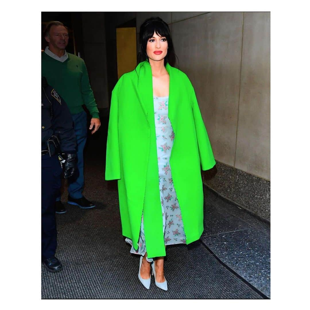 シューマッハさんのインスタグラム写真 - (シューマッハInstagram)「💚💚💚💚💚💚💚💚💚💚💚 @spaceykacey #kaceymusgraves #dorotheeschumacher #streetstyle #nyc #love #coatlove #thetodayshow @ecduzit @dorotheeschumacher @todayshow」11月23日 5時34分 - dorotheeschumacher