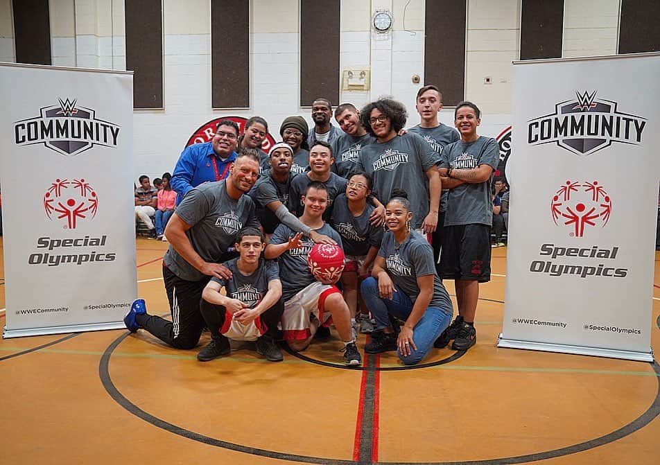 WWEさんのインスタグラム写真 - (WWEInstagram)「#WWE and #WWENXT Superstars were on hand this morning as honorary coaches for a #PlayUnified basketball game with #SpecialOlympicsIllinois!」11月23日 5時57分 - wwe