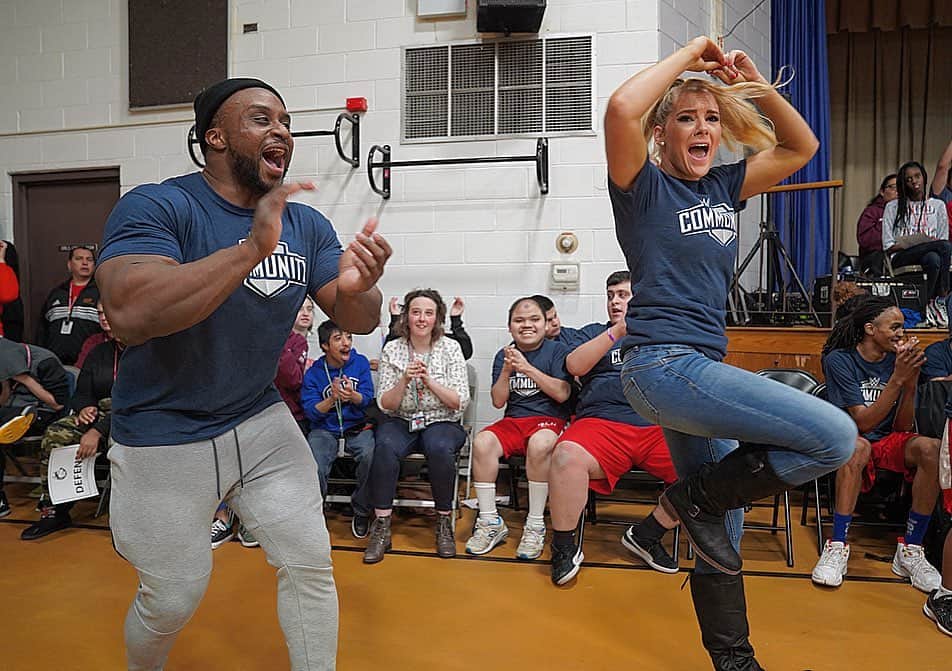 WWEさんのインスタグラム写真 - (WWEInstagram)「#WWE and #WWENXT Superstars were on hand this morning as honorary coaches for a #PlayUnified basketball game with #SpecialOlympicsIllinois!」11月23日 5時57分 - wwe