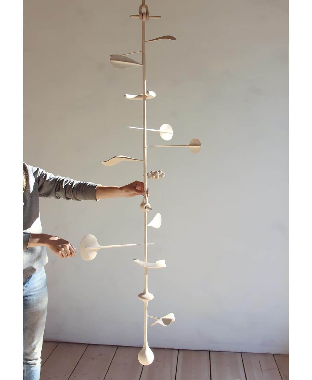 Ariele Alaskoのインスタグラム：「the seven foot hanging sculpture with some hands for scale 🖐」