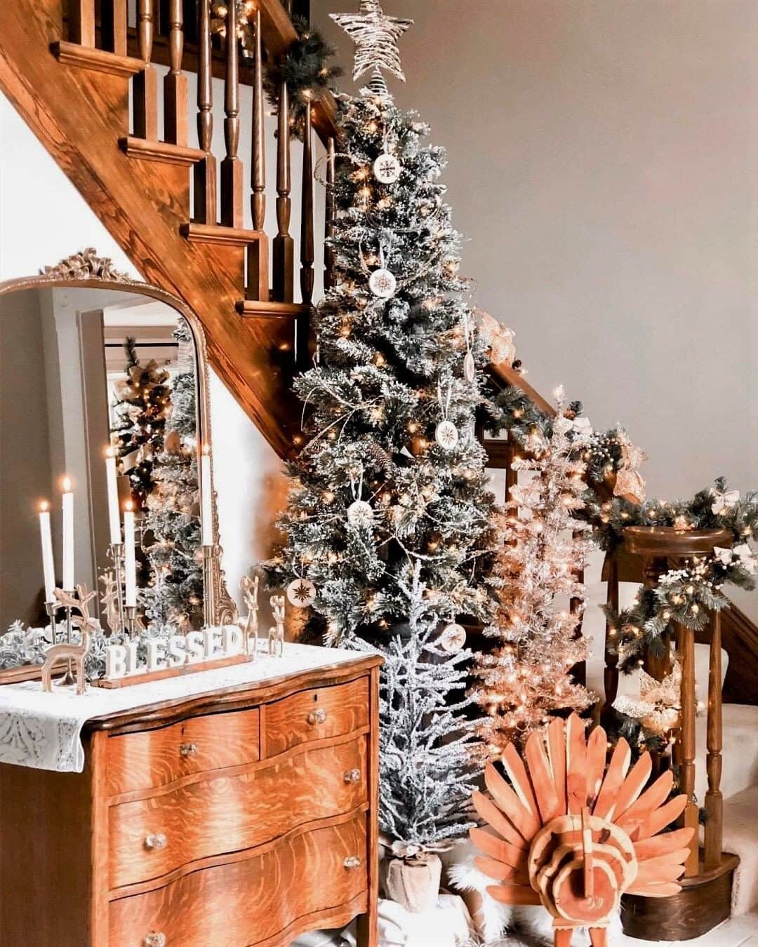 のインスタグラム：「Pick your home (décor) team:  a)	Team Thanksgiving 🦃  b)	Team Christmas 🎄 c)	Why choose when you can enjoy the best of both worlds, like @adorning_our_abode.  Let us know in the comments below! ⬇」