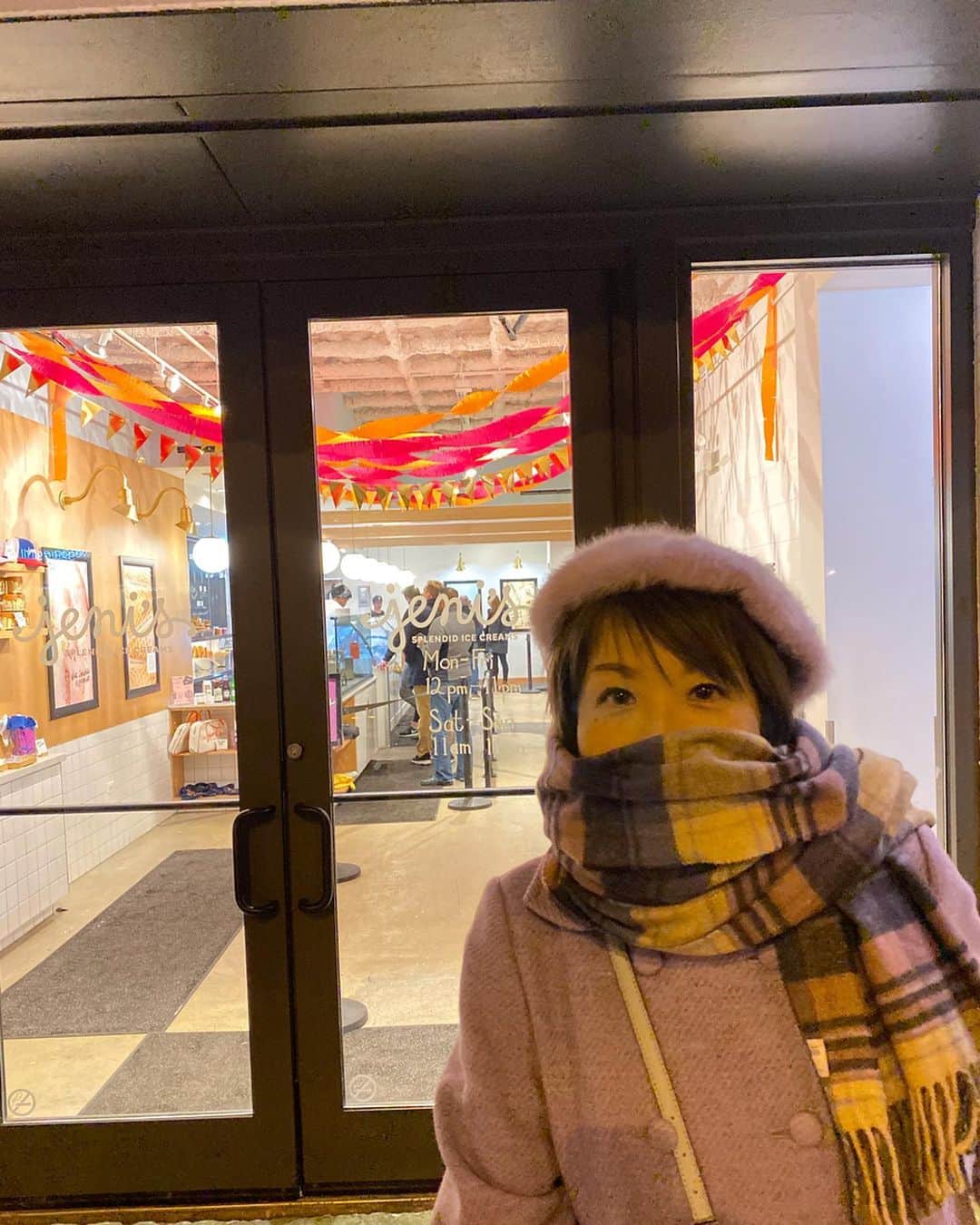 福田淳子さんのインスタグラム写真 - (福田淳子Instagram)「バーベキュー堪能したあとは、お散歩して、デザートを。外はけっこう寒いです。でもアイス。なぜならば好きだから笑。かわいい店内ではワッフル焼いていて、甘いいい香りに満ちております。順番を待ちながら期待大。迷いに迷って（試食もできます）ハニーバニラ、ダークチョコ、ベリーチーズケーキみたいな組み合わせに。甘さひかえめ（アメリカ的には）でおいしかったです。が、ワッフルがけっこうソルティでびっくり。え？これお砂糖とお塩を間違えちゃった？ってくらいに。甘くてしょっぱいならいいの。あんなに甘い香りしてるのに、甘みがないおせんべい的な味で、脳内混乱。でも逆に印象深い笑。  #2019jautumntrip  #Chicago #アイスクリームだいすき  #わざわざワッフルボウルにしたのに #まさかの #saltywaffle」11月23日 6時38分 - junjunfukuda