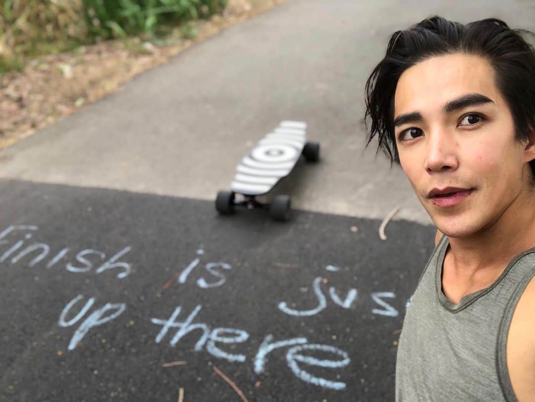 ルーディ・リンのインスタグラム：「I think there are 3 ways to reach the finish line. Slowly with reluctance, wandering about forgetting it’s there or exhausting yourself and feel blissful relief when you’re there. In life, we’re all heading toward the same finish, I know how I want to cross it, how do you?」