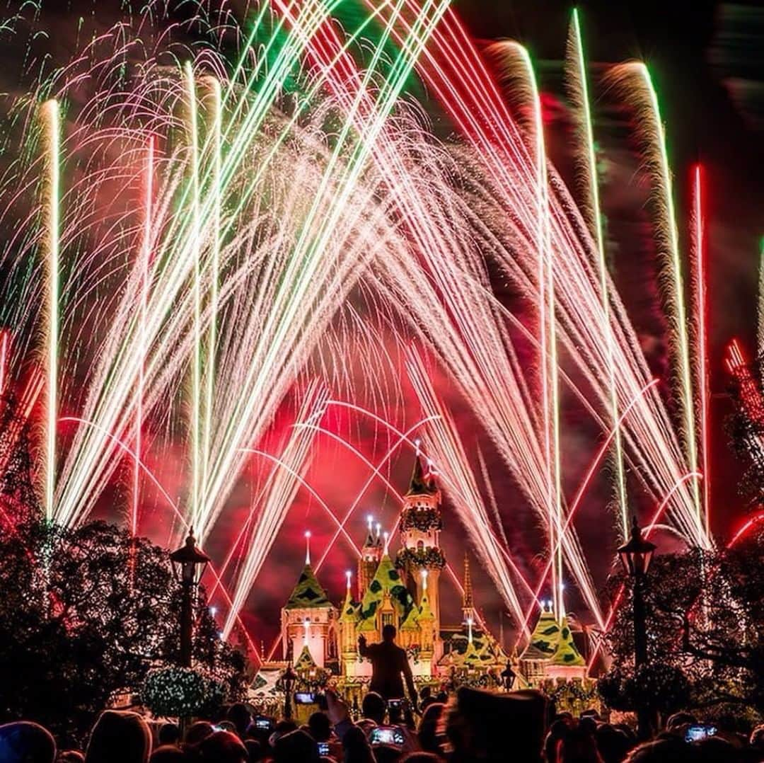 ディズニーランドさんのインスタグラム写真 - (ディズニーランドInstagram)「Happy #FireworksFriday!🎆Tag a friend you want to watch fireworks with! (📷: @tom_bricker)」11月23日 6時31分 - disneyland