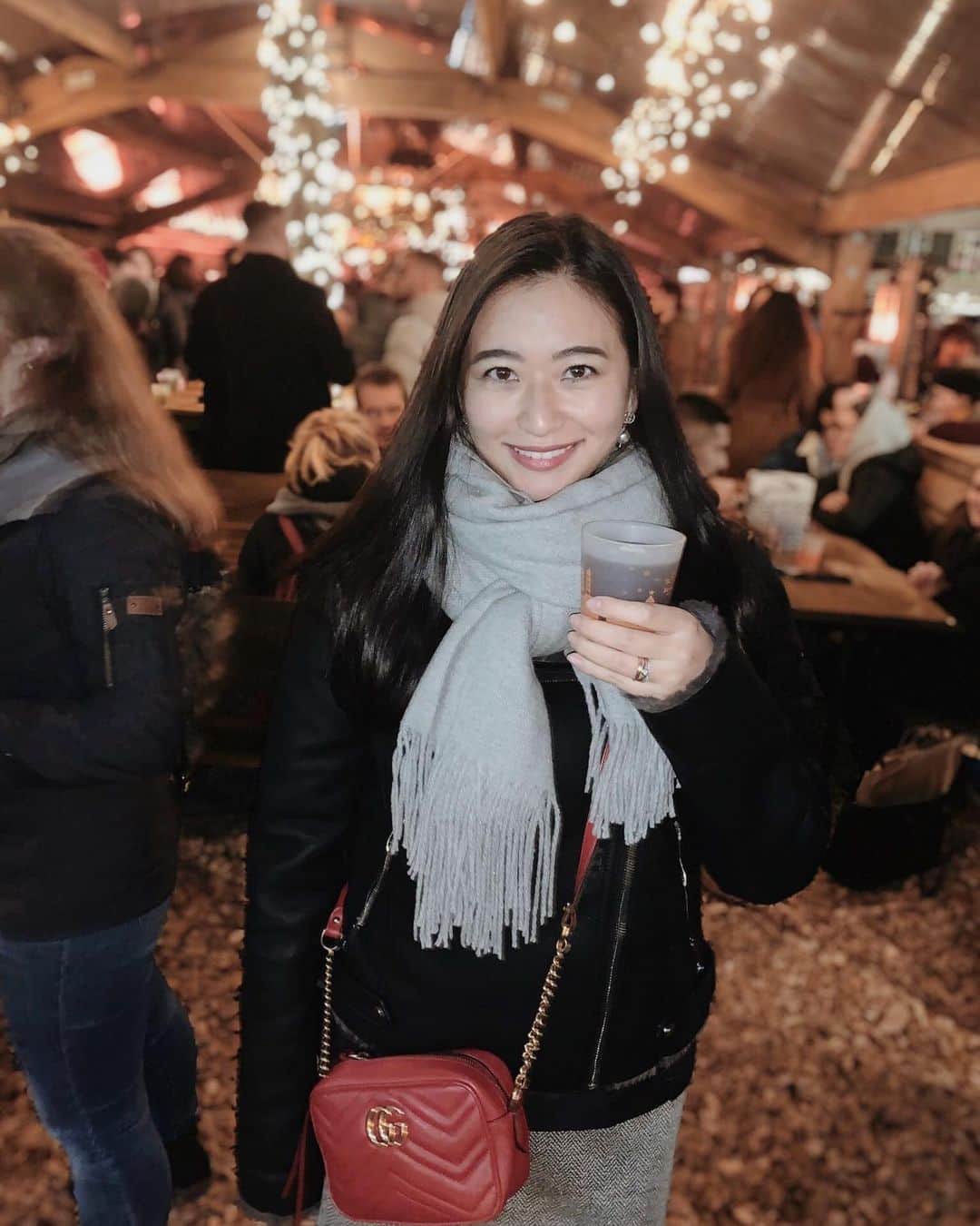 西田有沙のインスタグラム：「Christmas market in Lausanne❤️🎄ホットワインあったまる〜🍷💓　#christmasmarket #hotwine  #switzerland #lausanne #スイス　#クリスマスマーケット　#ローザンヌ」