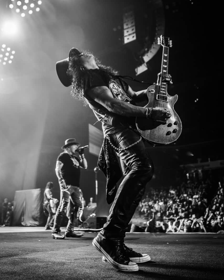 Guns N' Rosesさんのインスタグラム写真 - (Guns N' RosesInstagram)「Slash rocking out ⚡️guess the song」11月23日 6時46分 - gunsnroses
