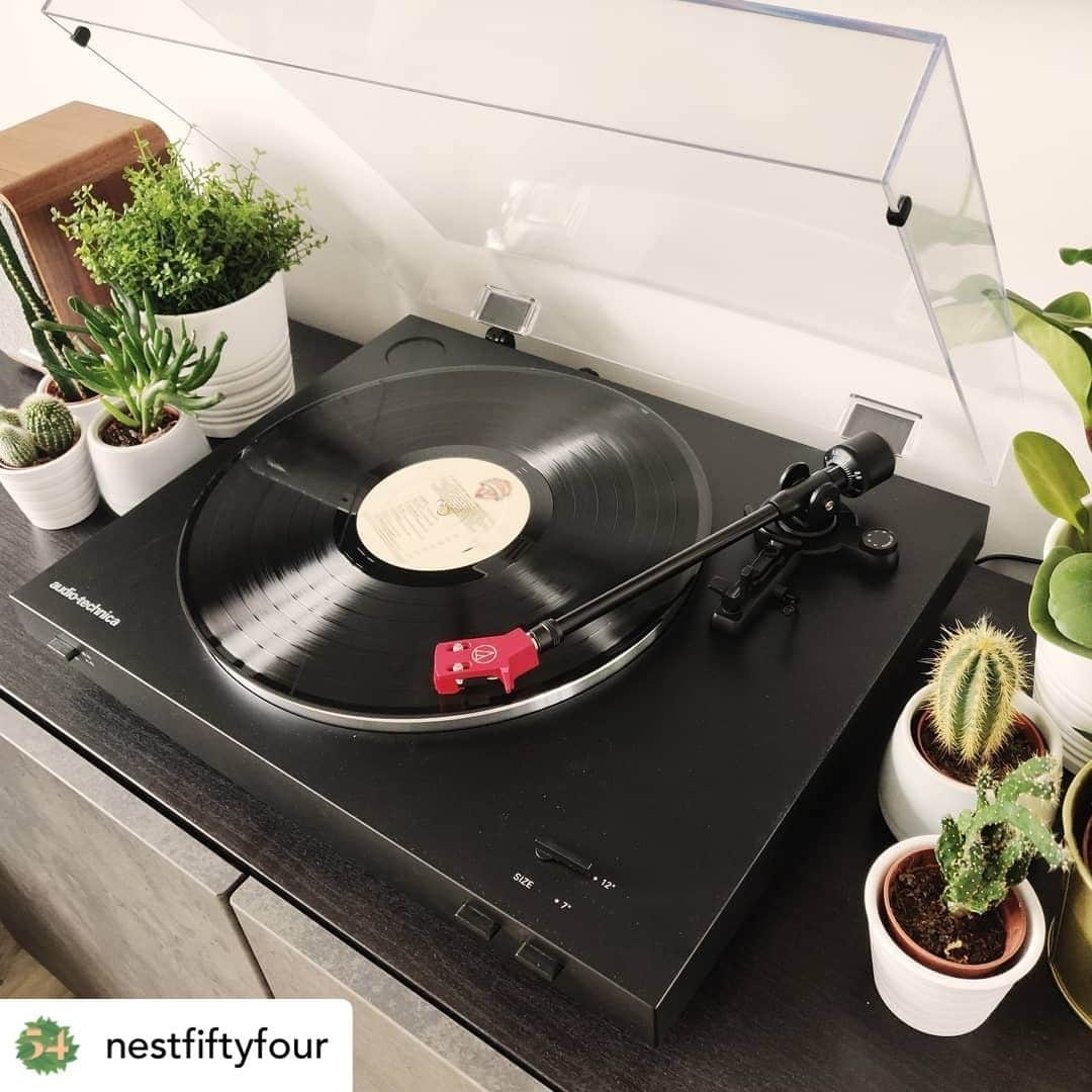 Audio-Technica USAさんのインスタグラム写真 - (Audio-Technica USAInstagram)「#FanPhotoFriday: Our AT-LP3 turntable can take your music listening to the next level! Add one to your home like @nestfiftyfour did! . . . #AudioTechnica #Turntable #ATLP3 #LP3 #Vinyl #VinylJunkie #Records #MusicLovers」11月23日 6時56分 - audiotechnicausa