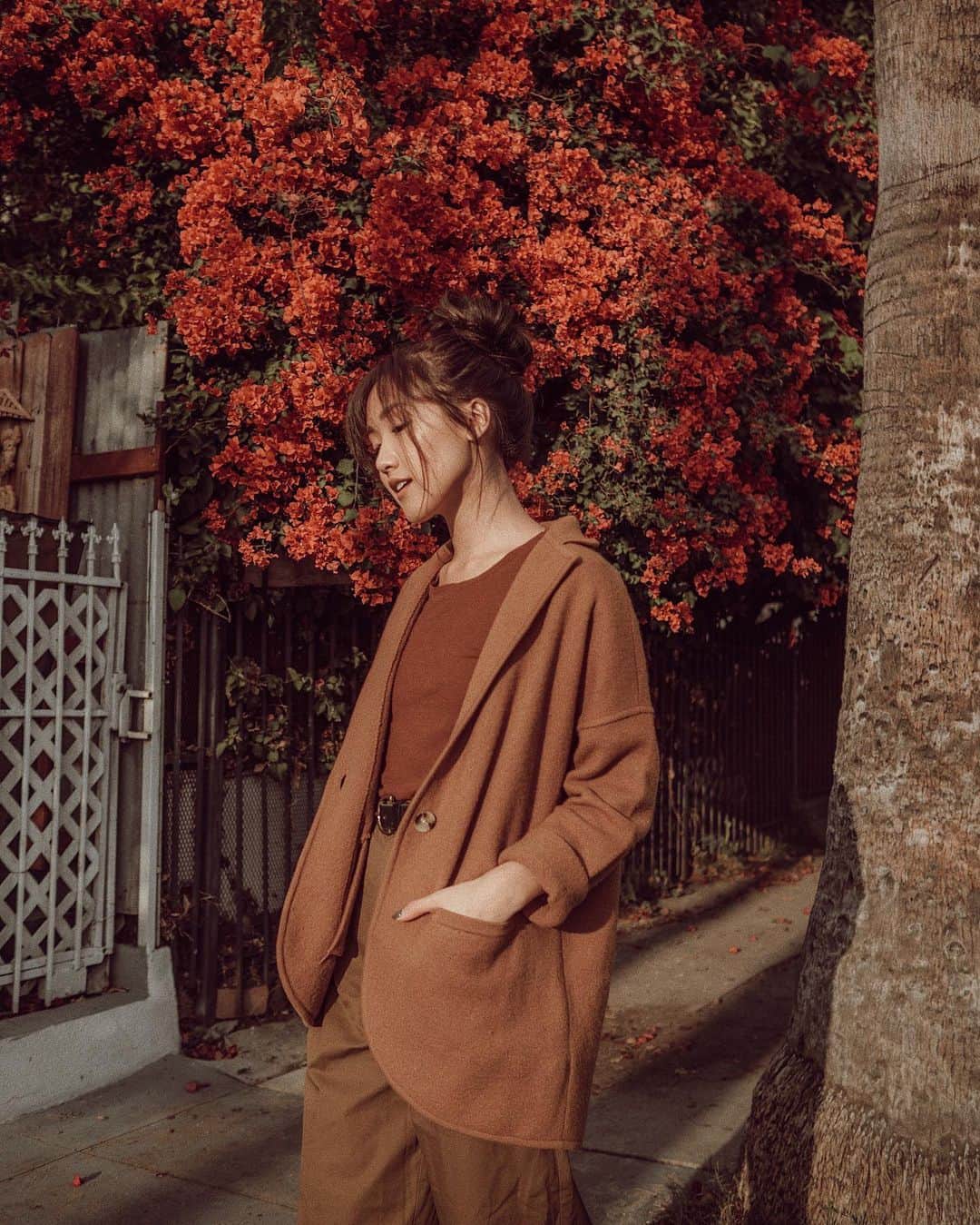 W E Y L I Eのインスタグラム：「My favorite color palette 🍂 So...I’ve been watching a ton of tutorials on how to style bangs, but I’m still struggling 😂 Some days...they cooperate, some days they are like wispy little tendrils that have a mind of their own. But I’m enjoying this little change. Wah said he feels like he has a new girlfriend 😂」